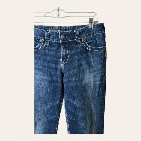 0499W. SILVER DENIM FLUID JEANS SIZE 30 DARK WASH BOOTCUT MIDโ SLIM SUKI STYLE - Picture 3 of 10